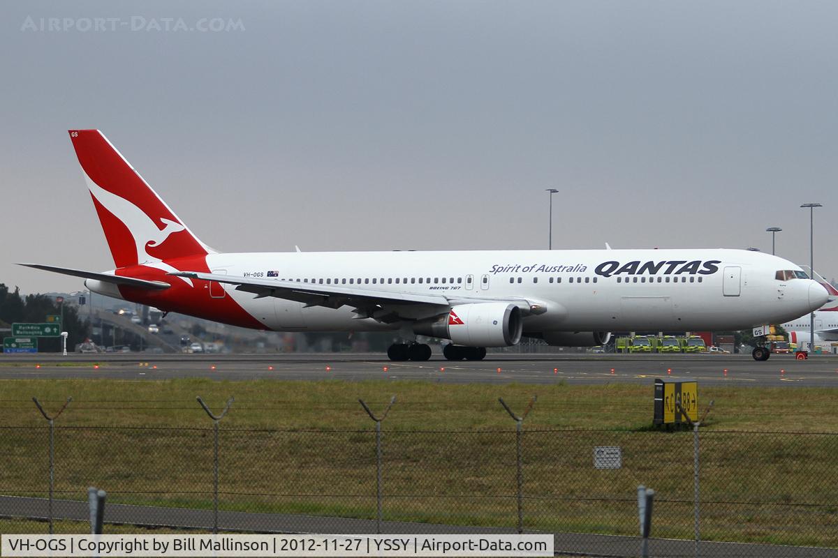VH-OGS, 1997 Boeing 767-338/ER C/N 28725, taxiing from 34R