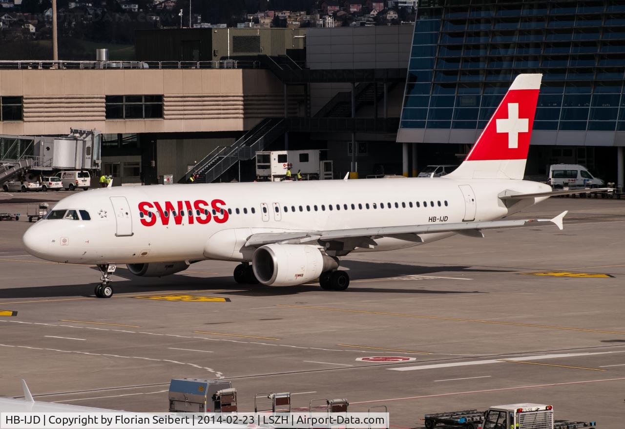 HB-IJD, 1995 Airbus A320-214 C/N 553, taxi to the active