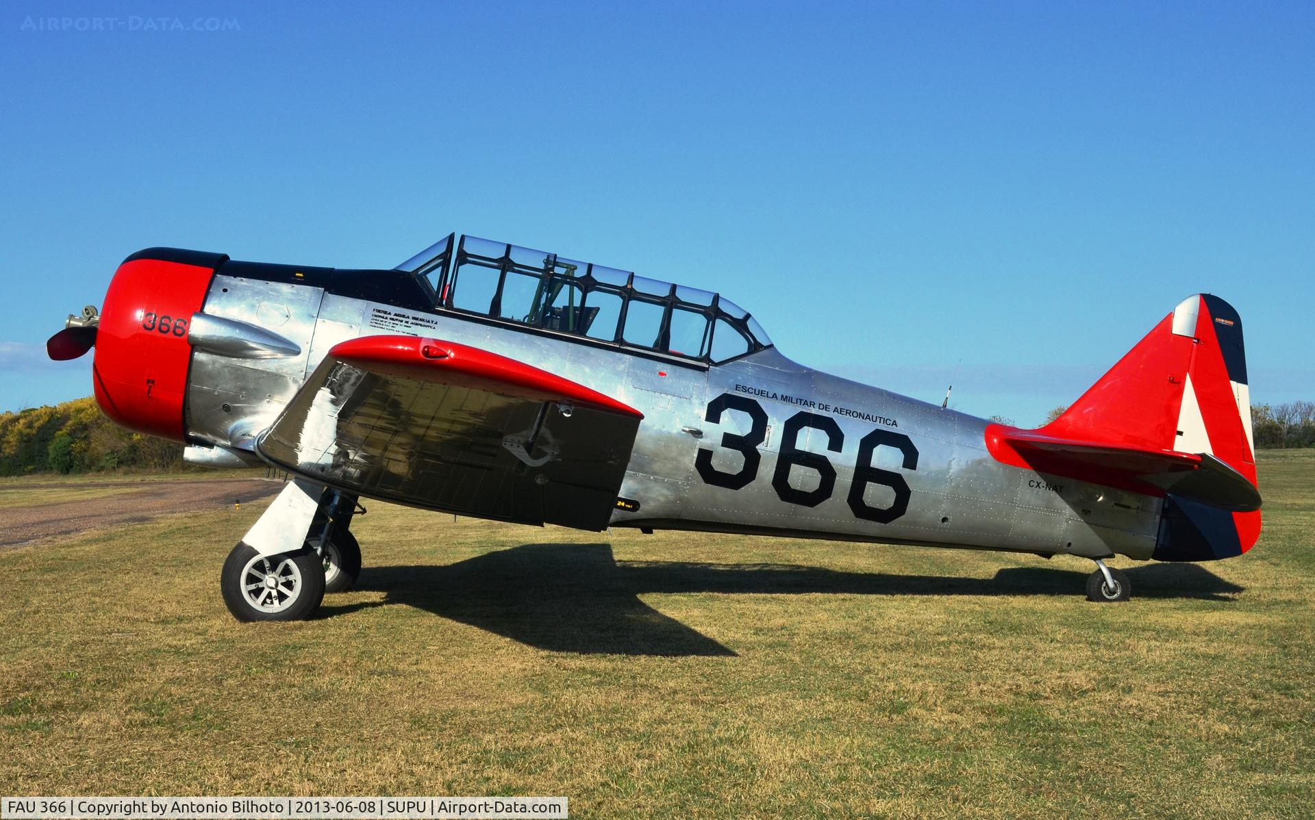 FAU 366, 1942 North American AT-6D Texan C/N 88-18228, T6 - Flag airplane - Fuerza Aérea Uruguaya