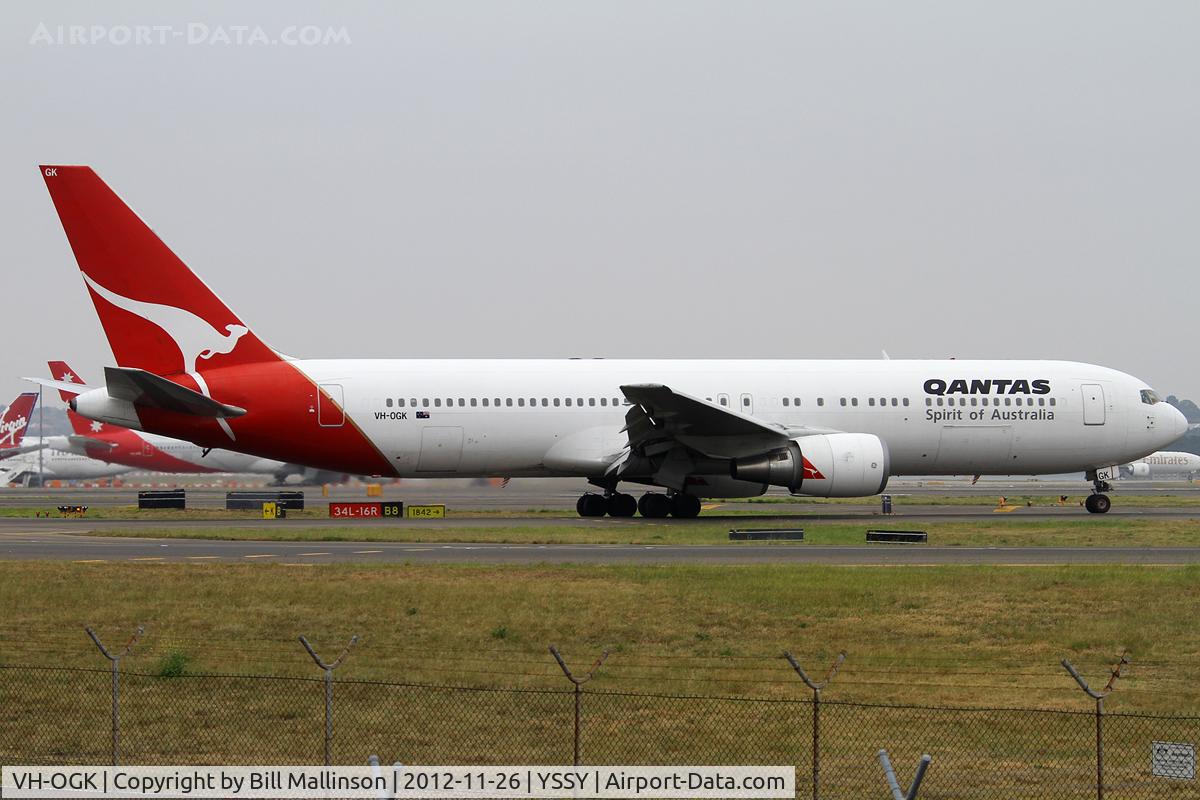 VH-OGK, 1991 Boeing 767-338 C/N 25316, taxiing from 34R