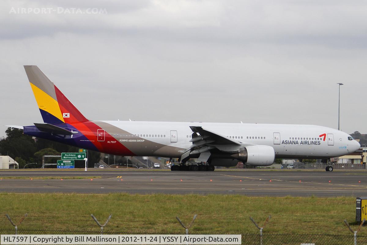 HL7597, 2001 Boeing 777-28E/ER C/N 28686, taxiing from 34L