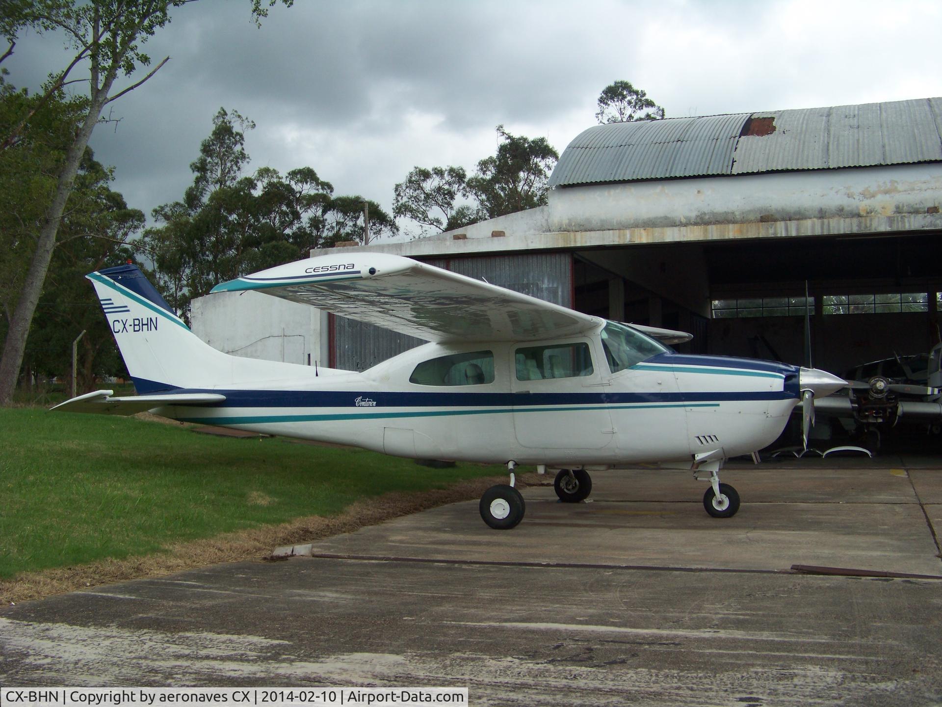 CX-BHN, Cessna 210K Centurion C/N 21059245, En plataforma de Ladisul SA. Aeropuerto de Melilla.