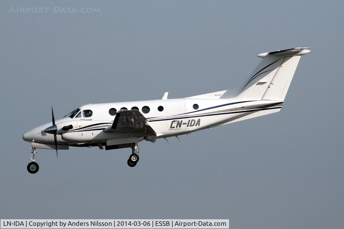 LN-IDA, 2001 Raytheon B200C King Air C/N BL-141, On final for runway 30.