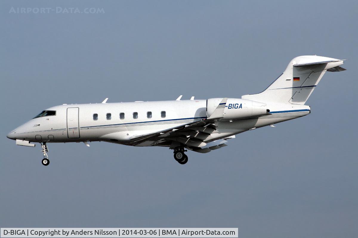 D-BIGA, 2013 Bombardier Challenger 300 (BD-100-1A10) C/N 20419, On final approach for runway 30.