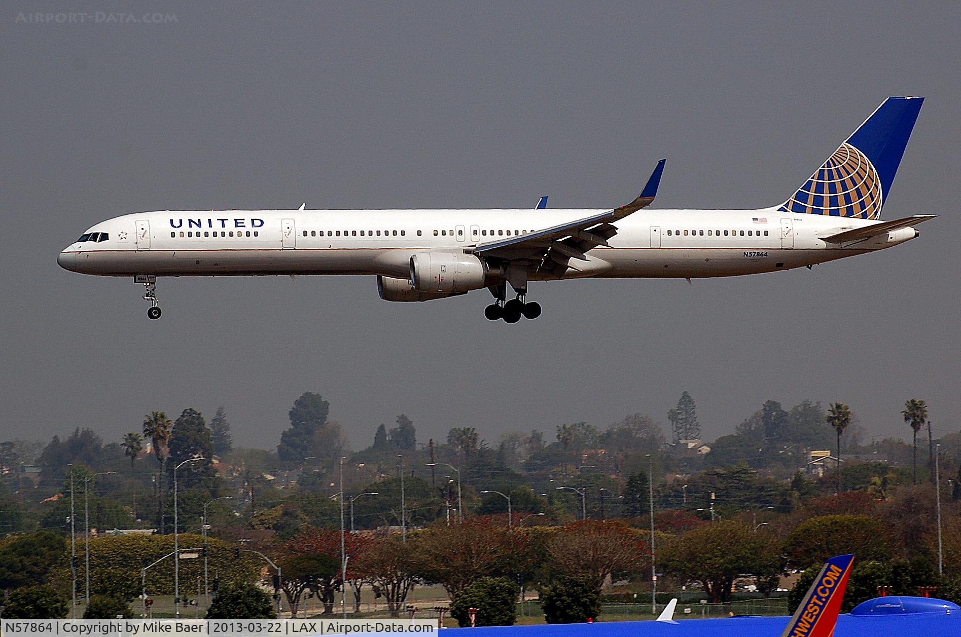 N57864, 2001 Boeing 757-33N C/N 32588, N57864 @ LAX