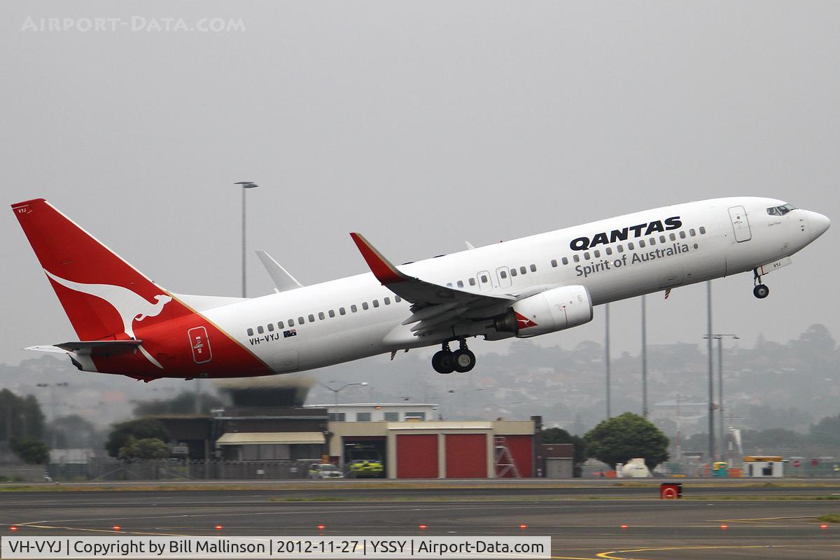 VH-VYJ, 2005 Boeing 737-838 C/N 34182, up and away from 34L