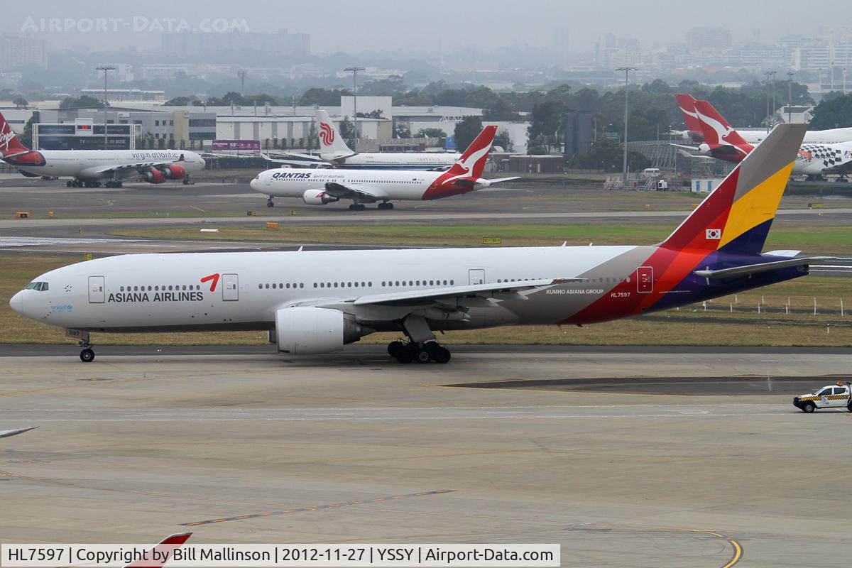 HL7597, 2001 Boeing 777-28E/ER C/N 28686, taxiing to 16R