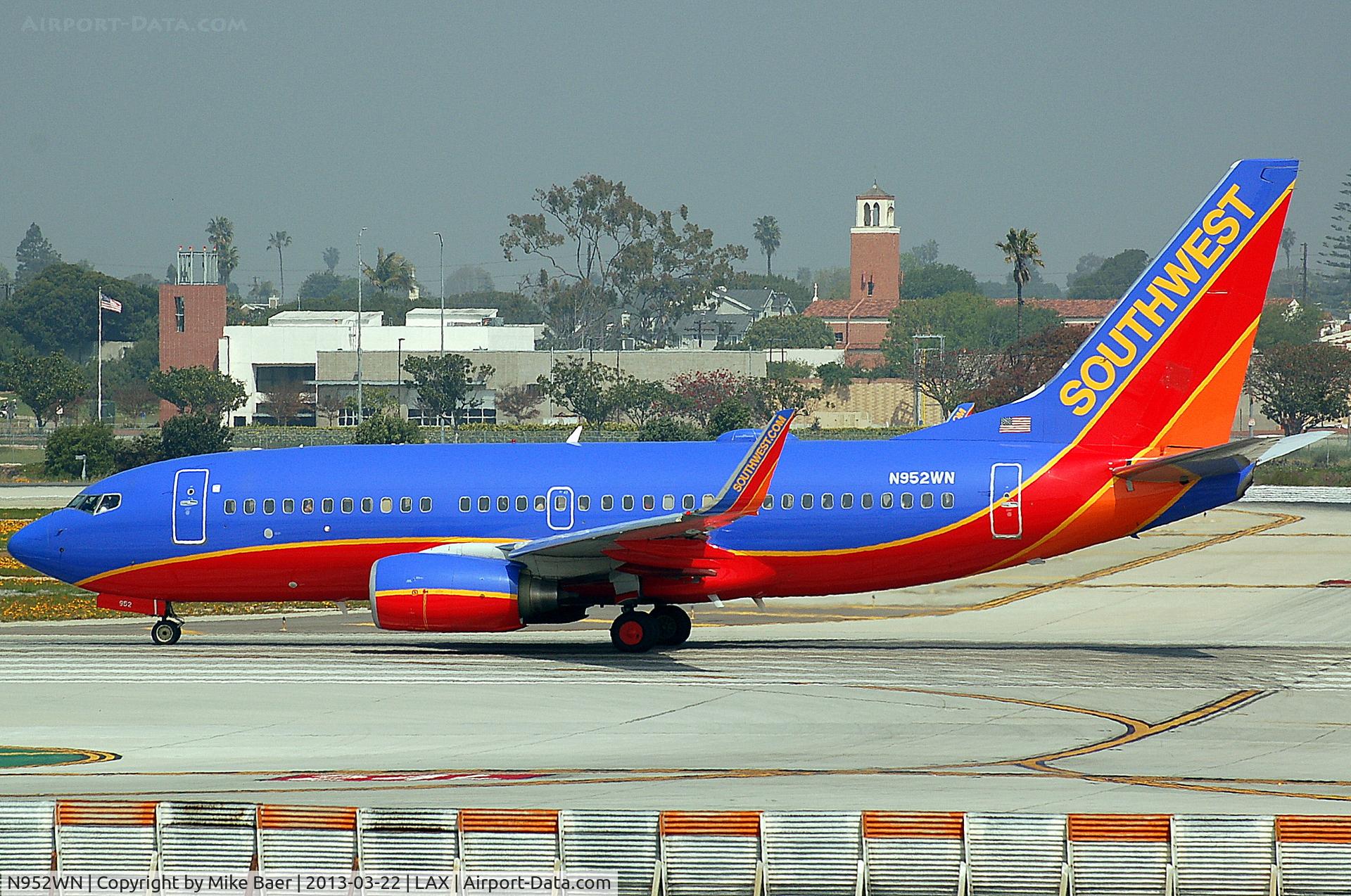 N952WN, 2010 Boeing 737-7H4 C/N 36667, N952WN @ LAX