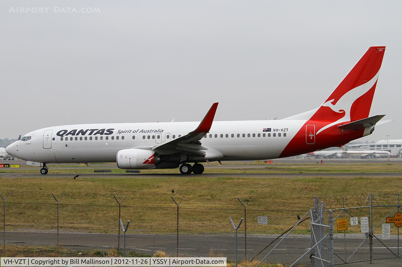 VH-VZT, 2011 Boeing 737-838 C/N 34186, taxiing to 34R