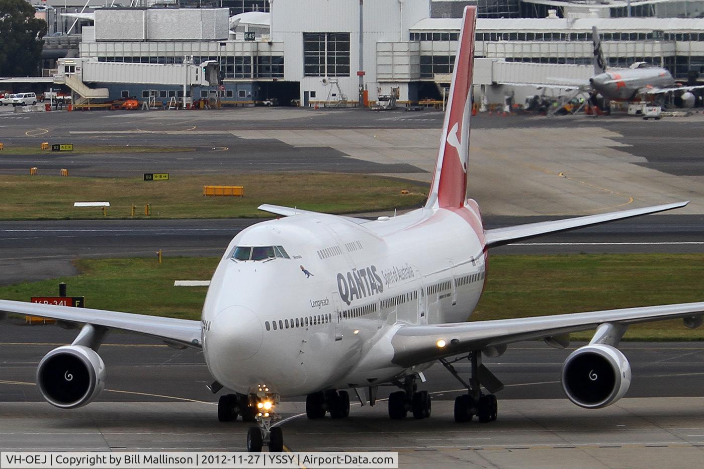 VH-OEJ, 2003 Boeing 747-438/ER C/N 32914, taxiing to gate