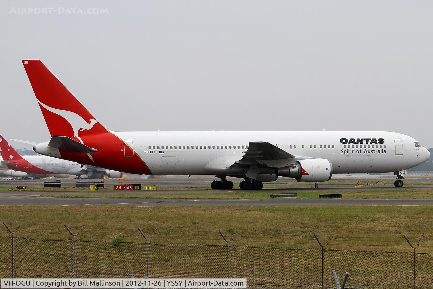 VH-OGU, 1998 Boeing 767-338 C/N 29118, taxiing from 34R