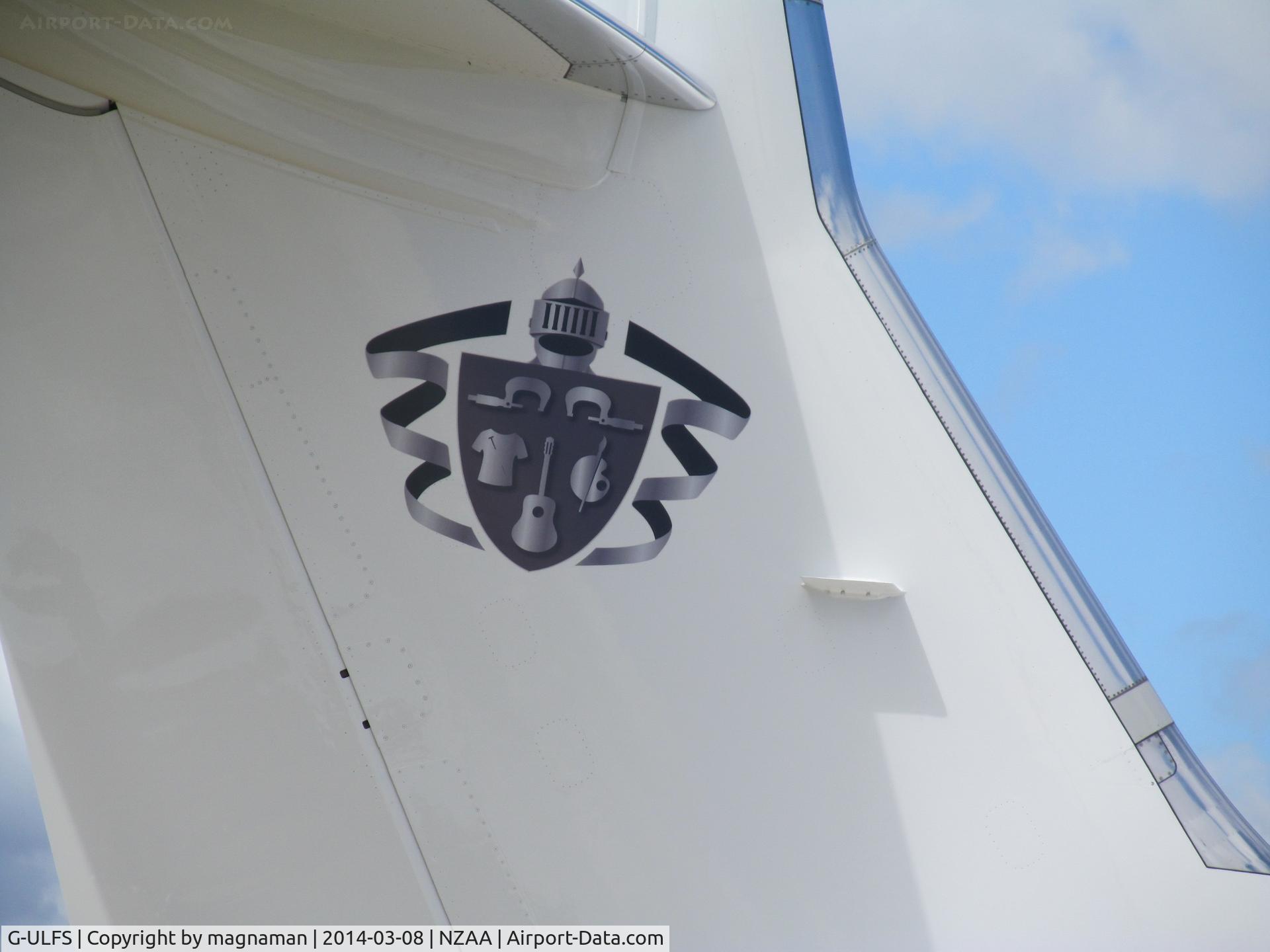 G-ULFS, 2013 Gulfstream Aerospace G650 (G-VI) C/N 6028, Close up of coat of arms on tail. No vacuum cleaner in sight!