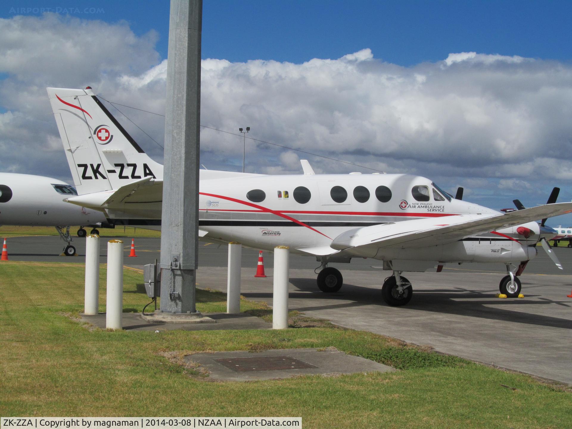 ZK-ZZA, 1995 Beech C90A King Air C/N LJ-1407, Shame about the lamp post