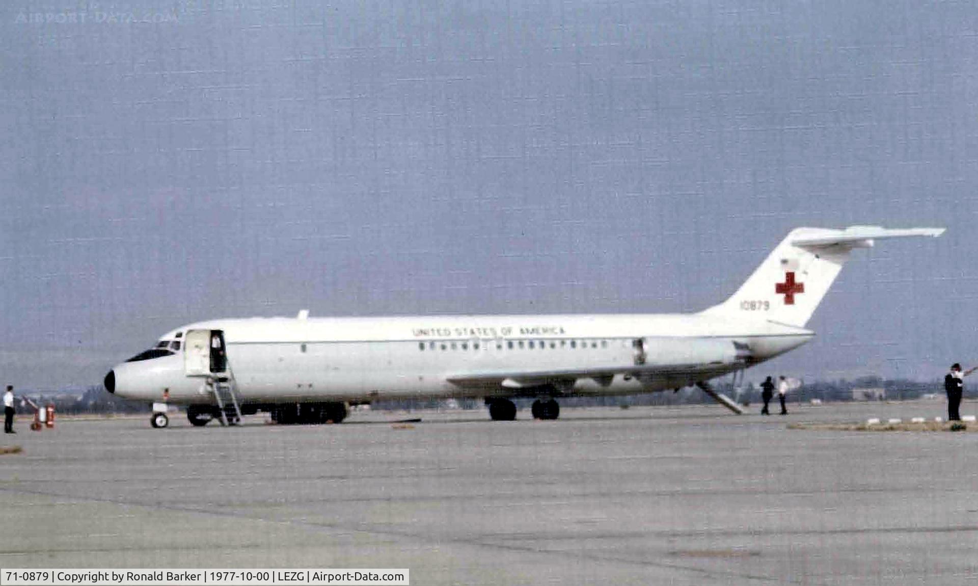 71-0879, 1971 McDonnell Douglas C-9A Nightingale C/N 47537, Patient loading Zaragoza