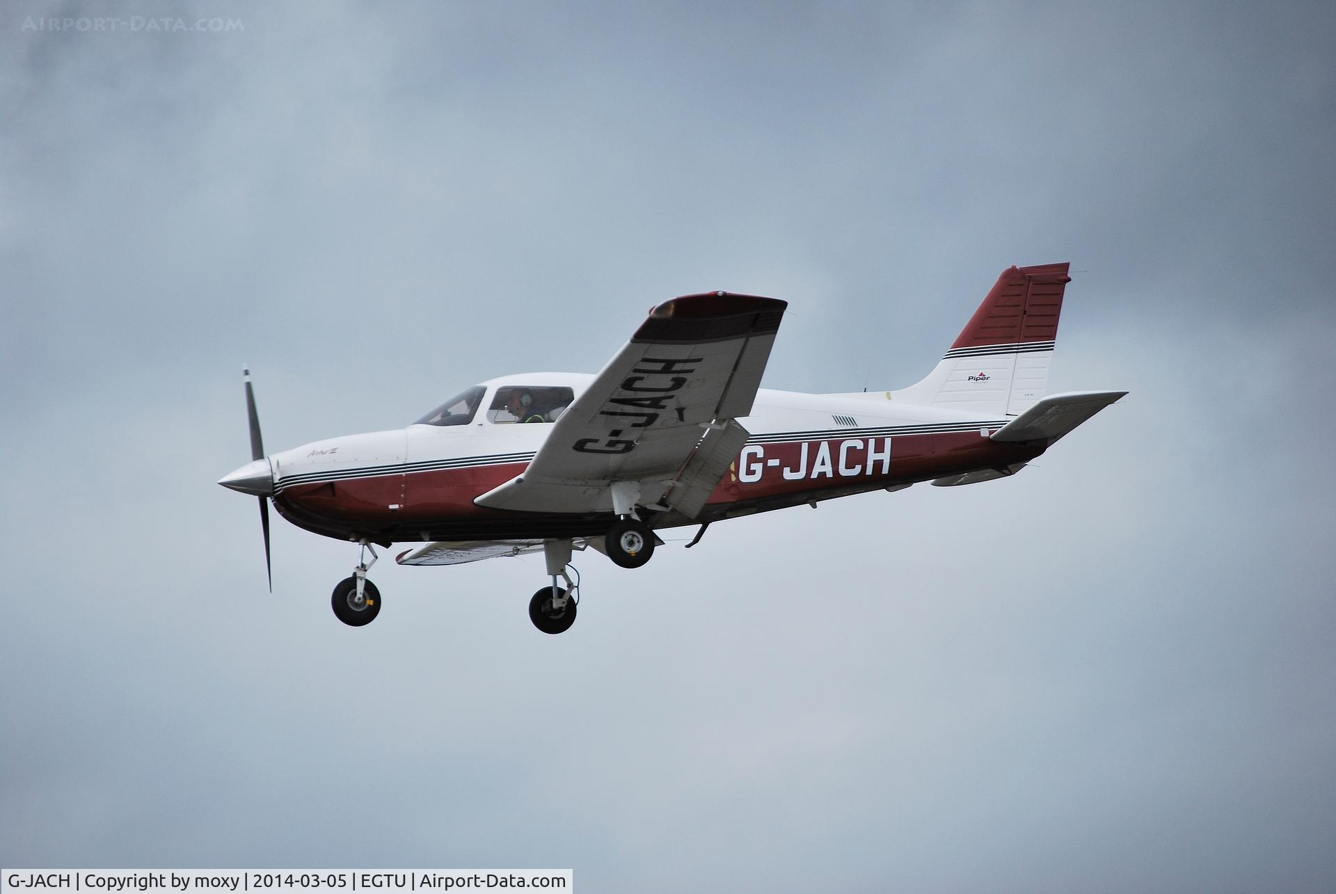 G-JACH, 2003 Piper PA-28-181 Cherokee Archer III C/N 2843585, Piper Cherokee Archer III landing at Dunkeswell.