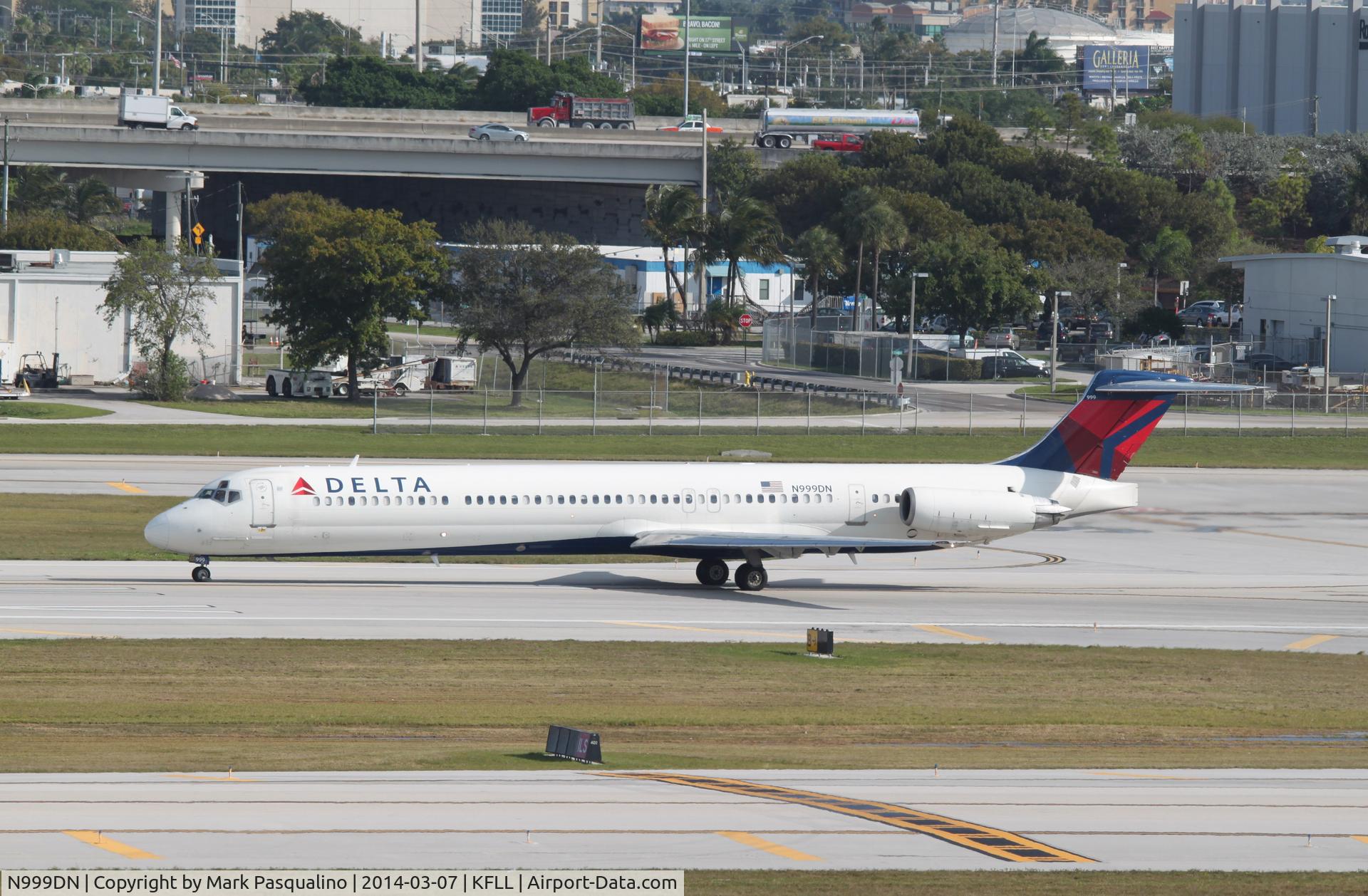 N999DN, 1992 McDonnell Douglas MD-88 C/N 53371, MD-88