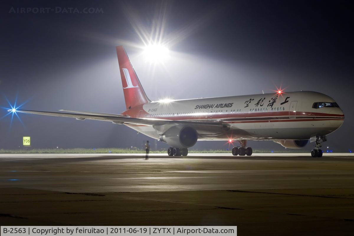 B-2563, 1994 Boeing 767-36D C/N 27309, waiting for take-off