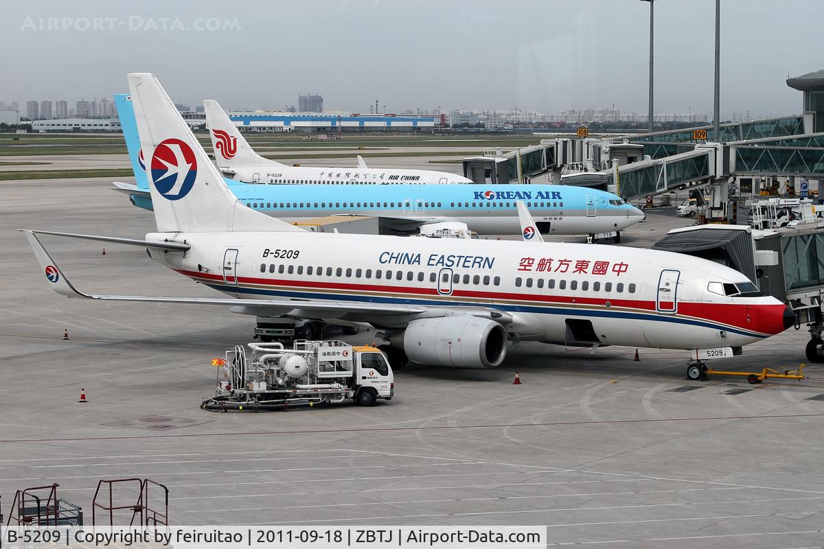 B-5209, 2006 Boeing 737-79P C/N 33042, Gate 110