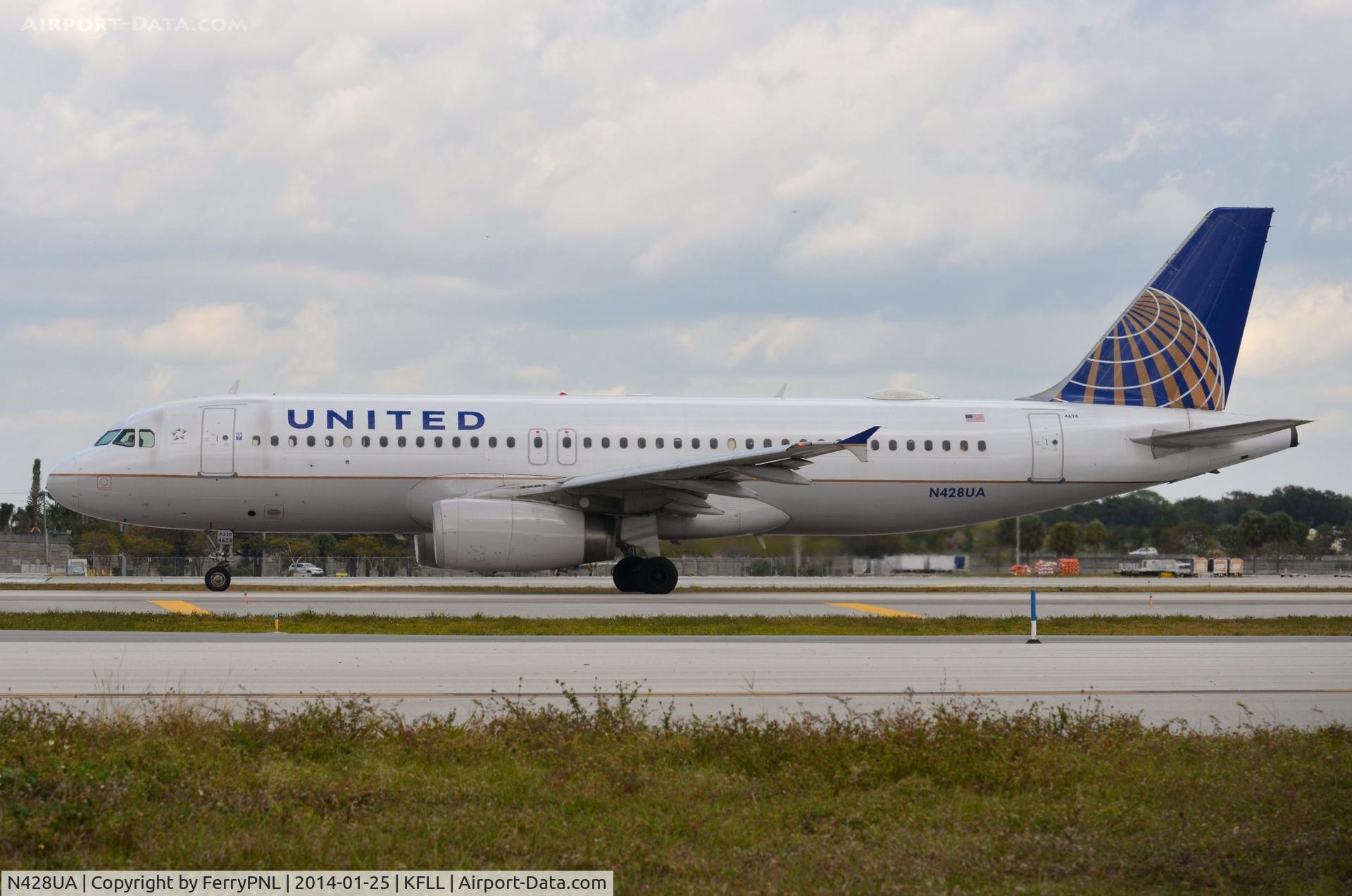 N428UA, 1995 Airbus A320-232 C/N 523, United A319 taxying for departure