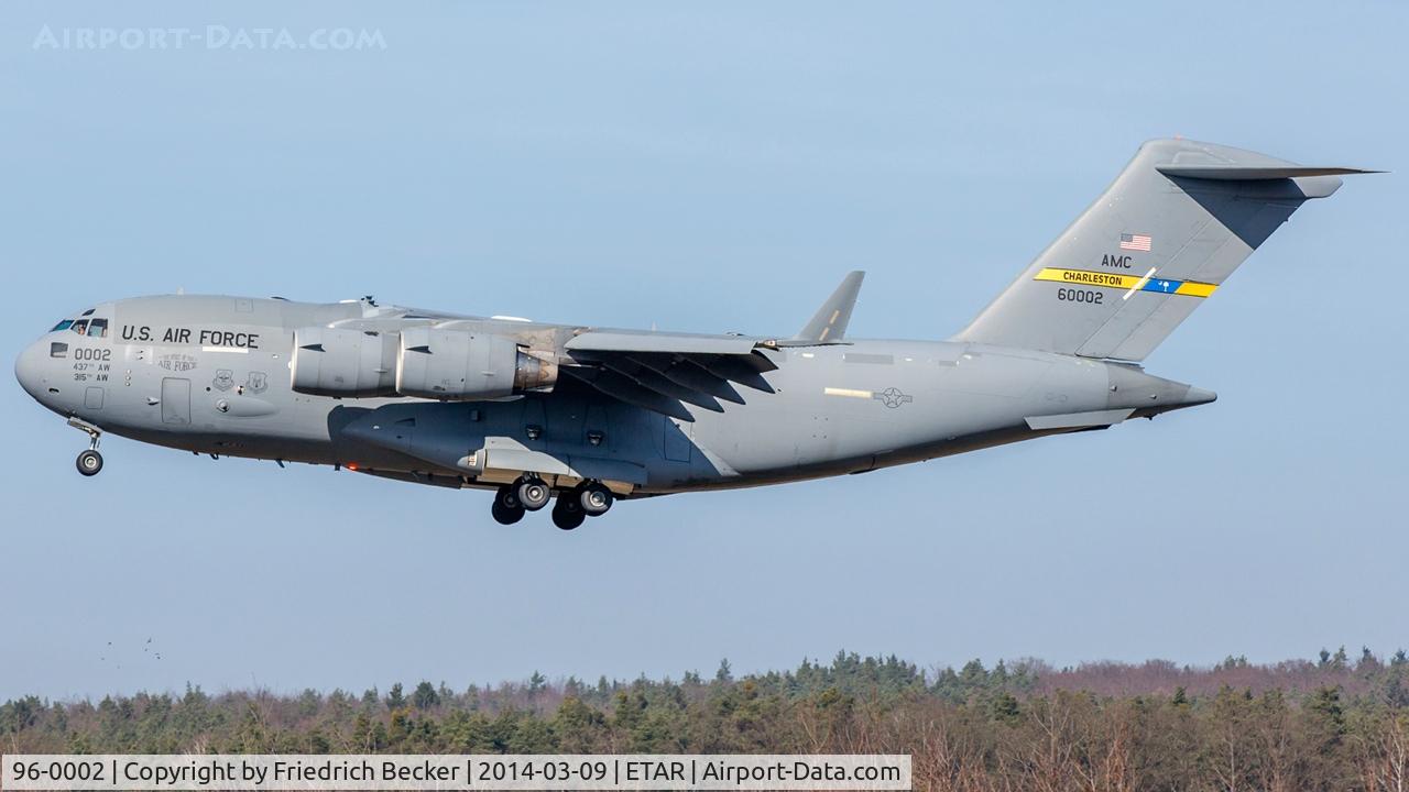 96-0002, 1996 McDonnell Douglas C-17A Globemaster III C/N P-34, on final RW26