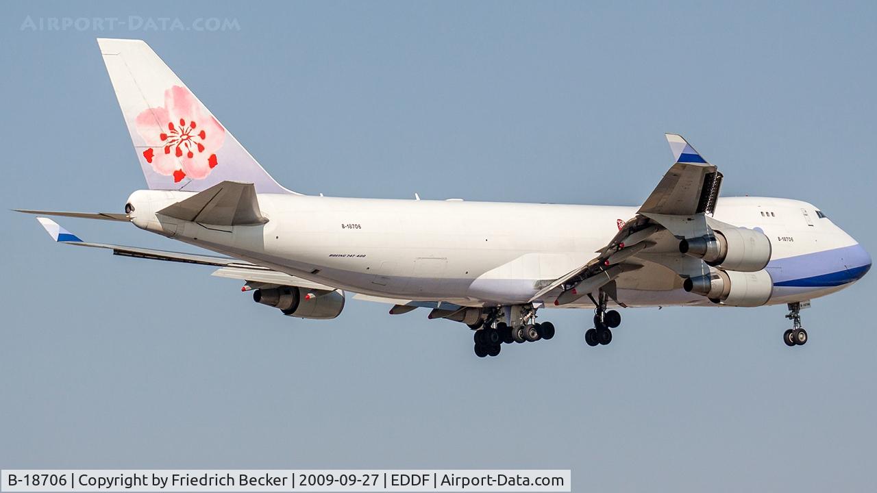 B-18706, 2001 Boeing 747-409F/SCD C/N 30763, on final RW07R