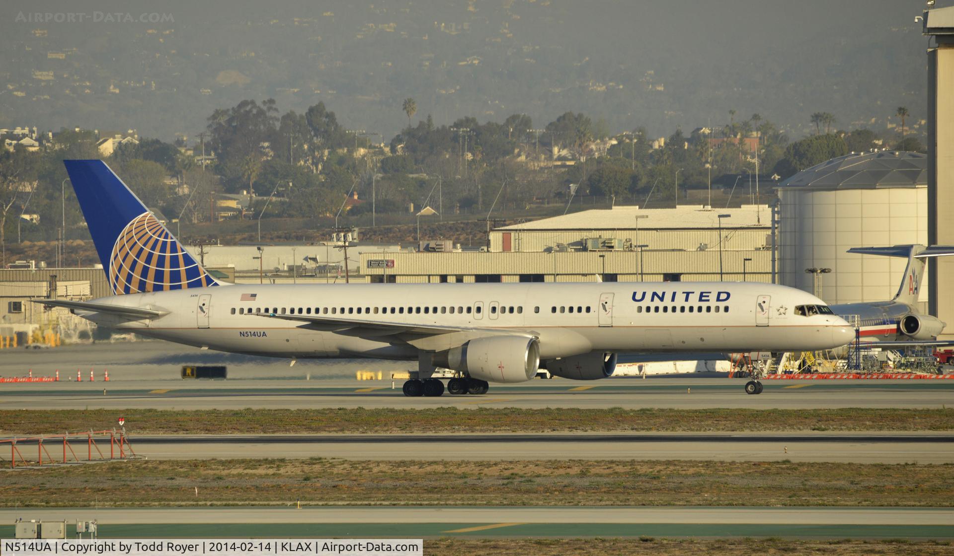 N514UA, 1990 Boeing 757-222 C/N 24839, Taxiing to gate at LAX