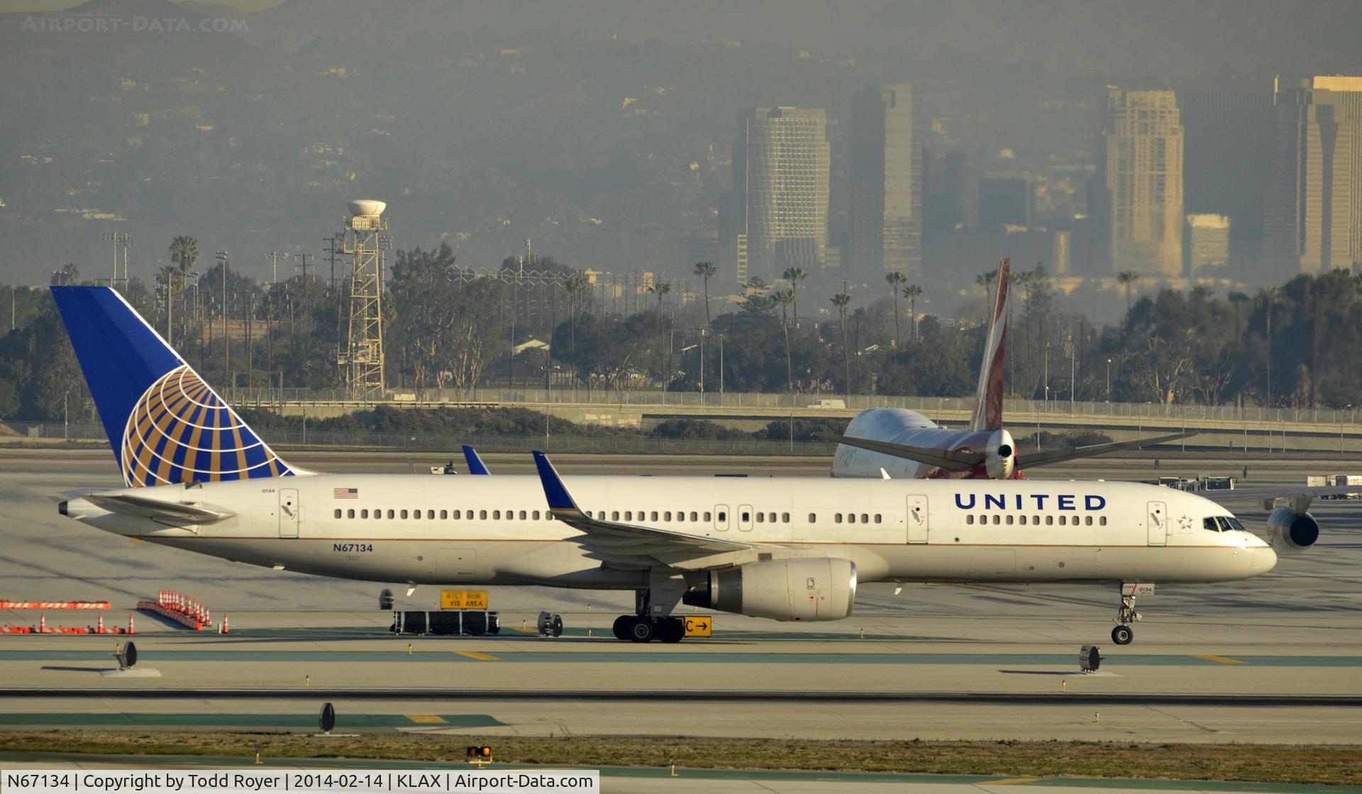 N67134, 1999 Boeing 757-224 C/N 29283, Taxiing to gate at LAX