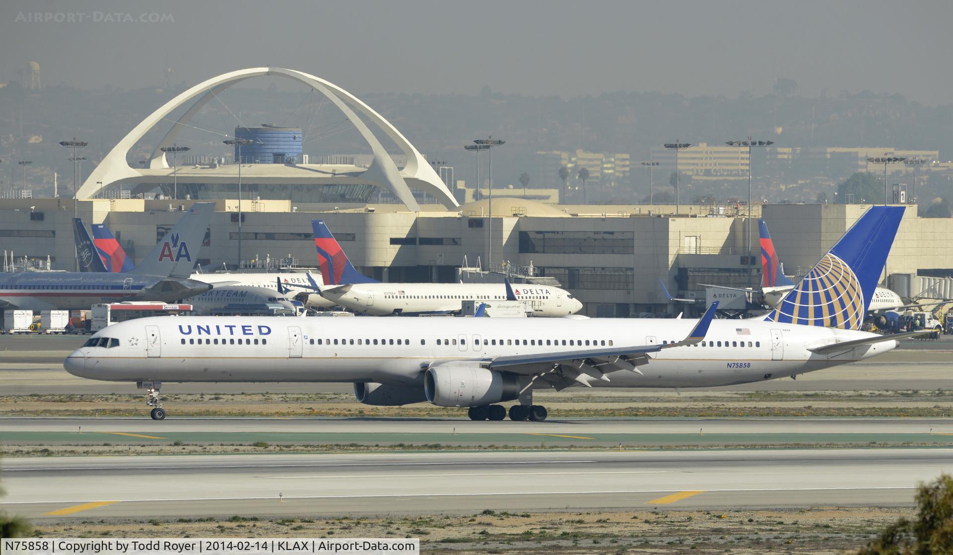 N75858, 2004 Boeing 757-324 C/N 32817, Taxiing to gate at LAX