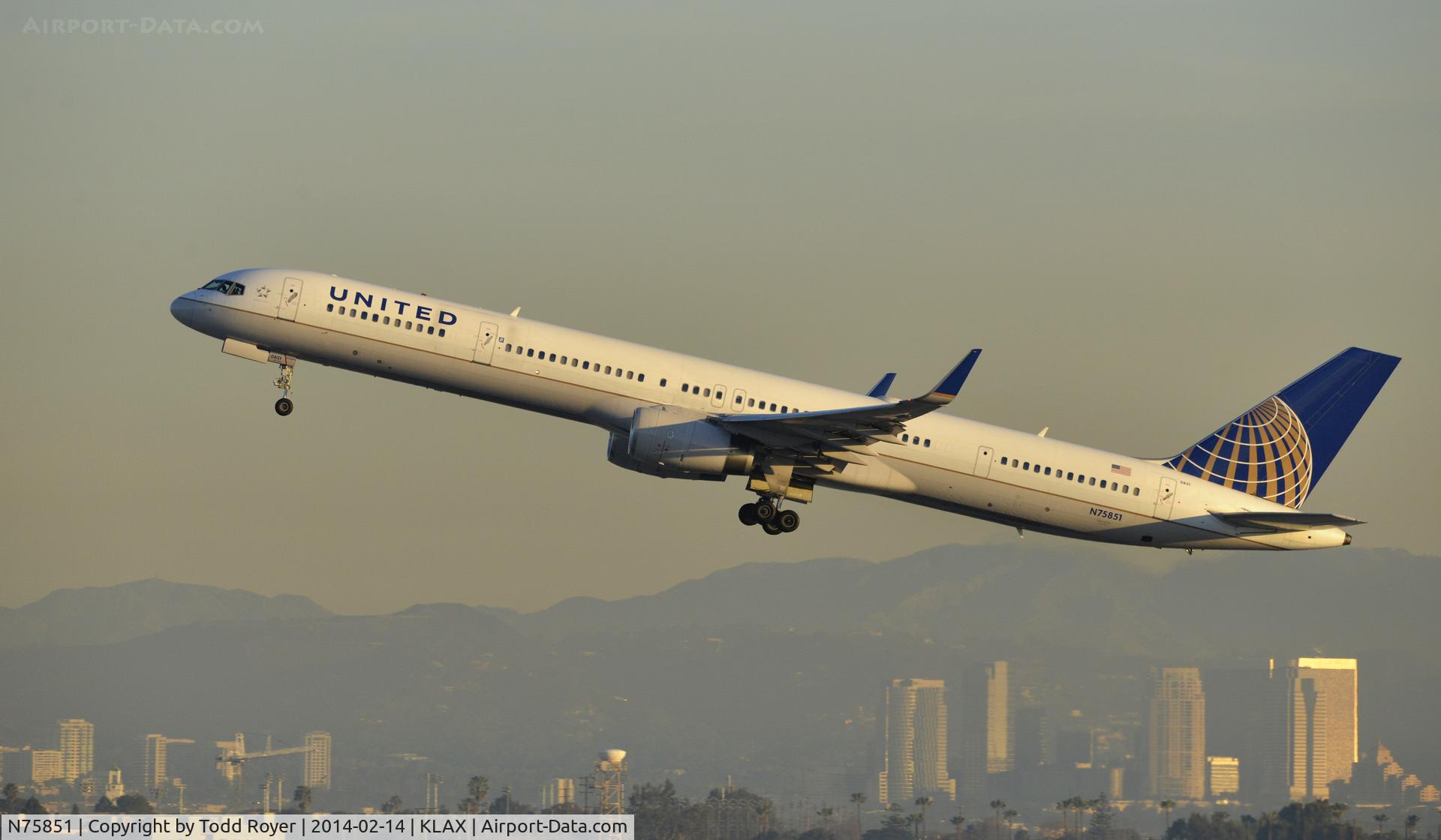 N75851, 2001 Boeing 757-324 C/N 32810, Departing LAX on 25R