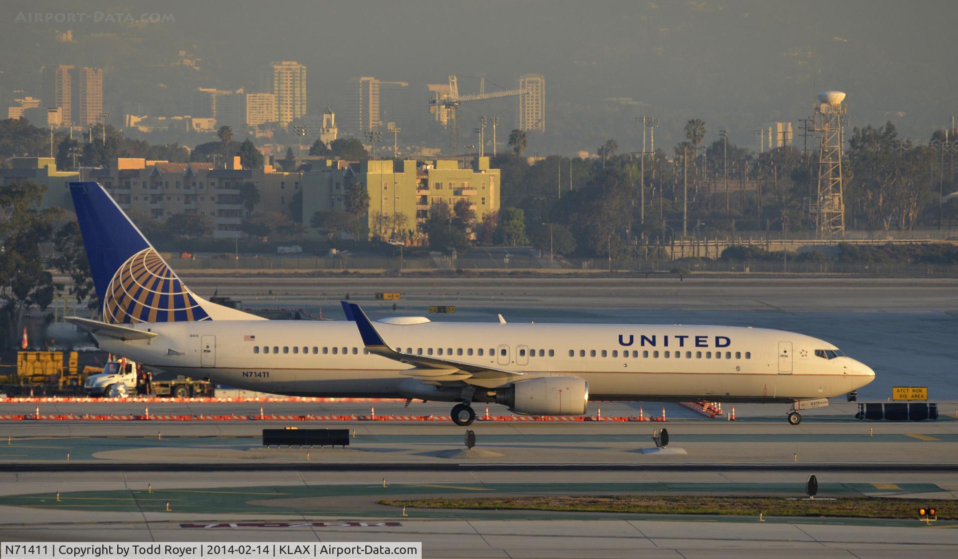 N71411, 2002 Boeing 737-924 C/N 30128, Taxiing to gate at LAX