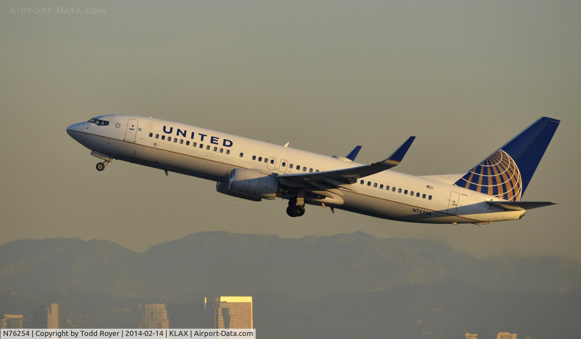 N76254, 2000 Boeing 737-824 C/N 30779, Departing LAX on 25R
