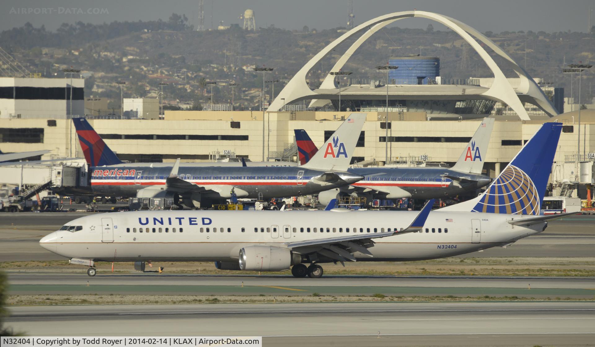 N32404, 2001 Boeing 737-924 C/N 30121, Taxiing to gate at LAX