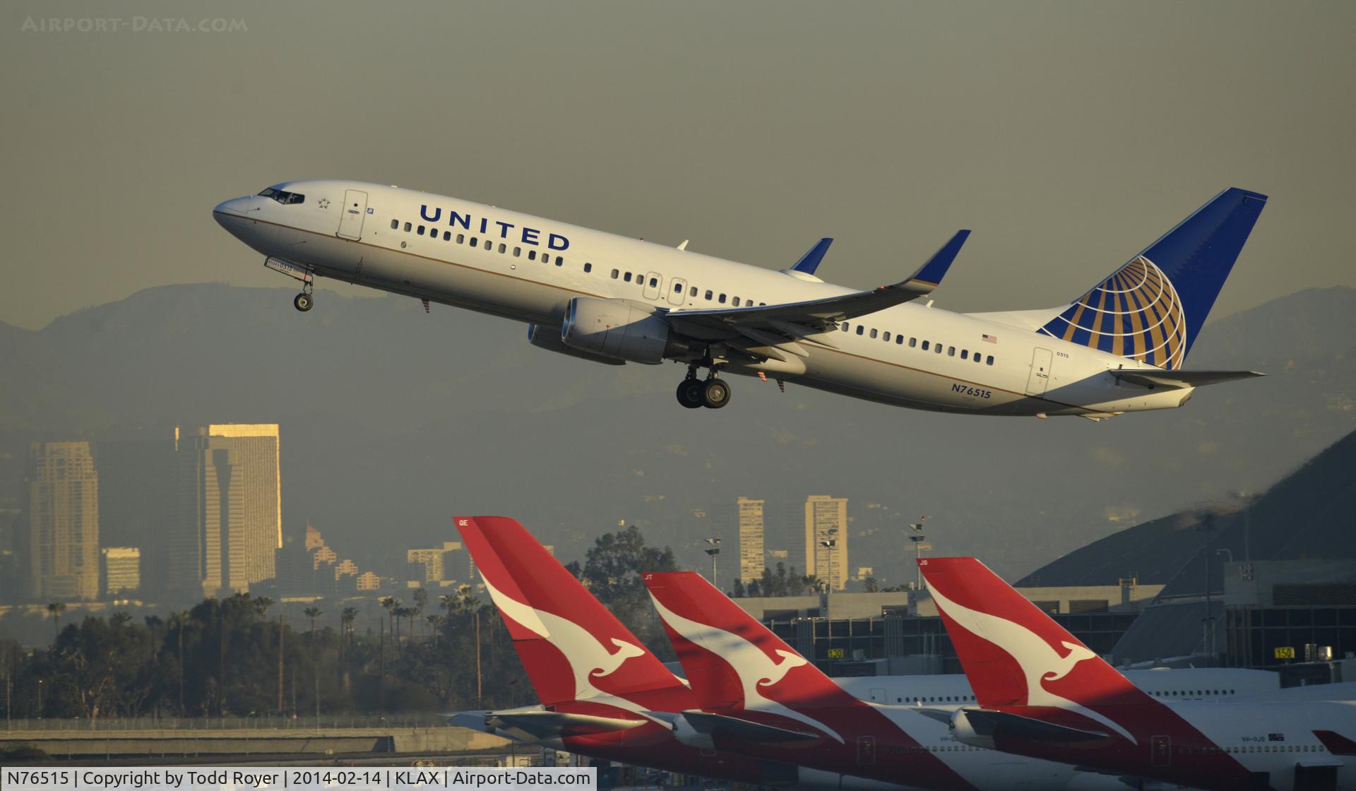 N76515, 2008 Boeing 737-824 C/N 31623, Departing LAX on 25R
