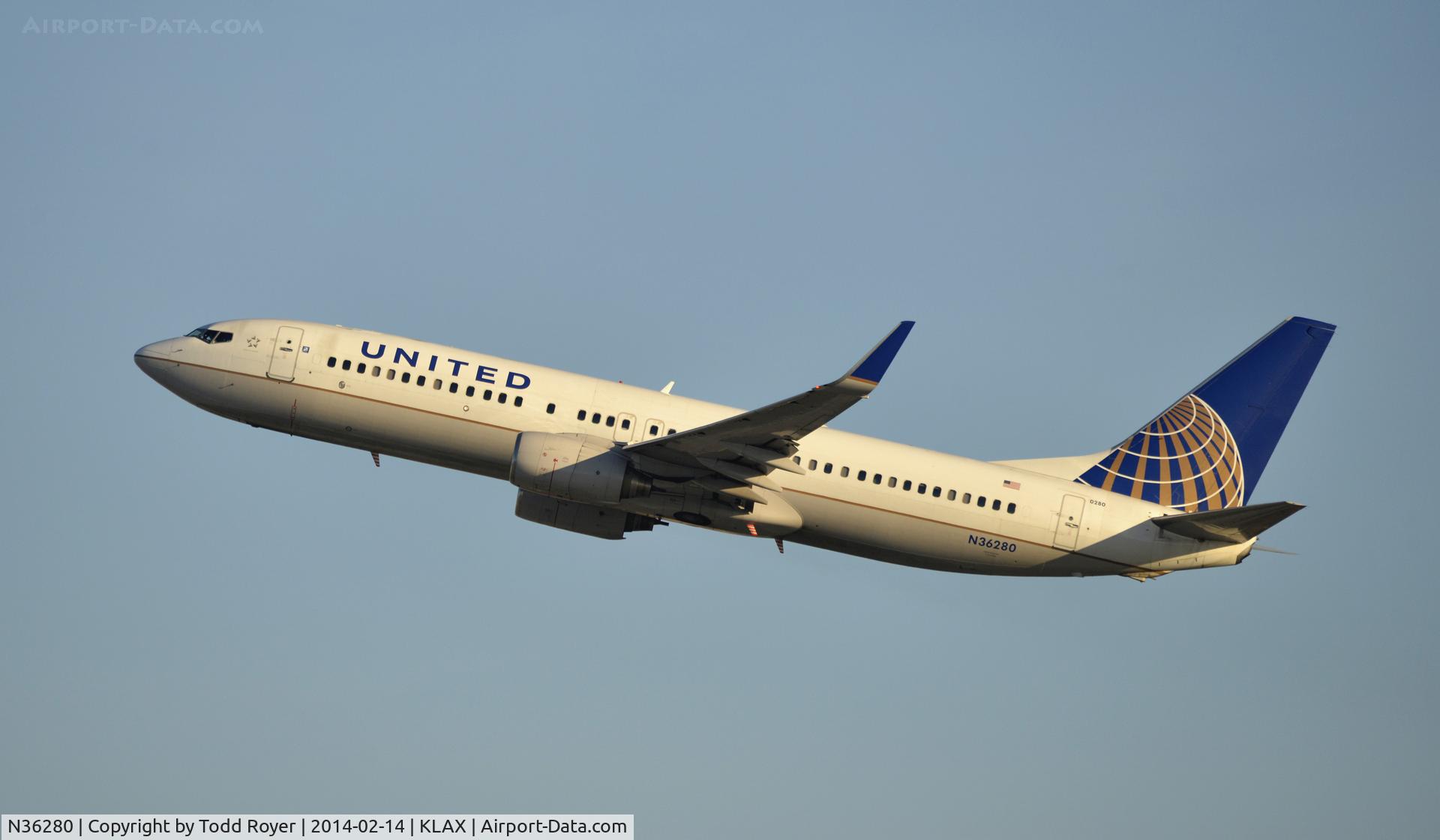 N36280, 2003 Boeing 737-824 C/N 31598, Departing LAX on 25R
