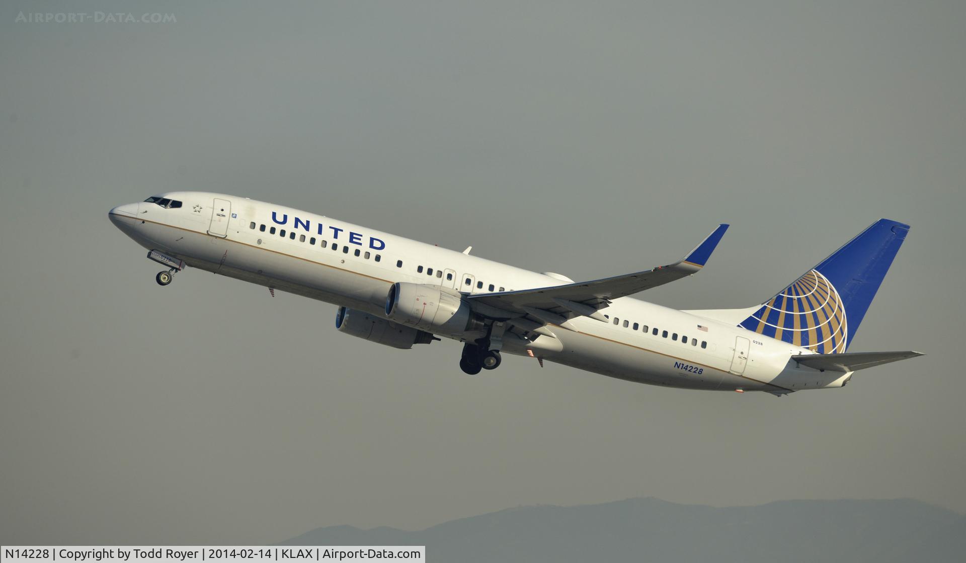 N14228, 1999 Boeing 737-824 C/N 28792, Departing LAX on 25R