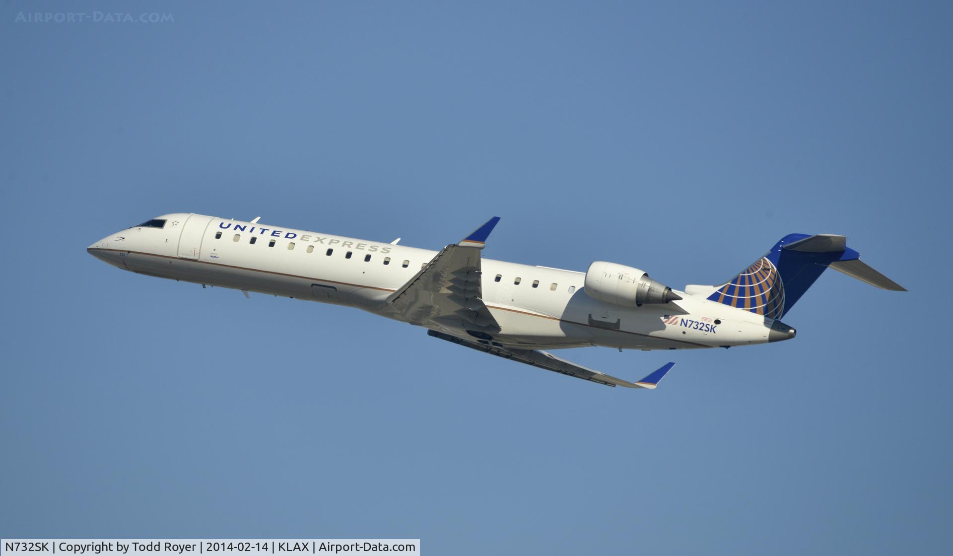 N732SK, 2005 Bombardier CRJ-700 (CL-600-2C10) Regional Jet C/N 10194, Departing LAX on 25R