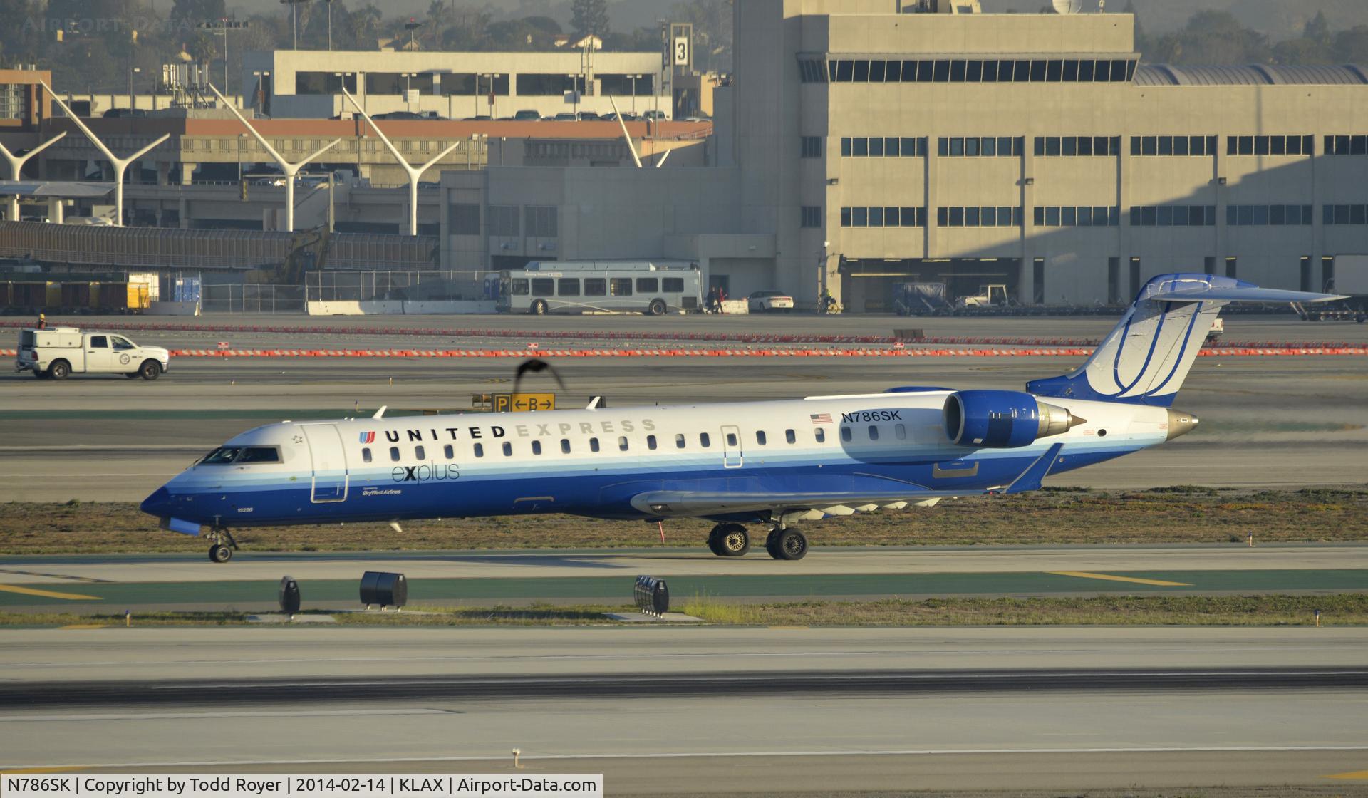 N786SK, 2009 Bombardier CRJ-700 (CL-600-2C10) Regional Jet C/N 10286, Taxiing to gate at LAX