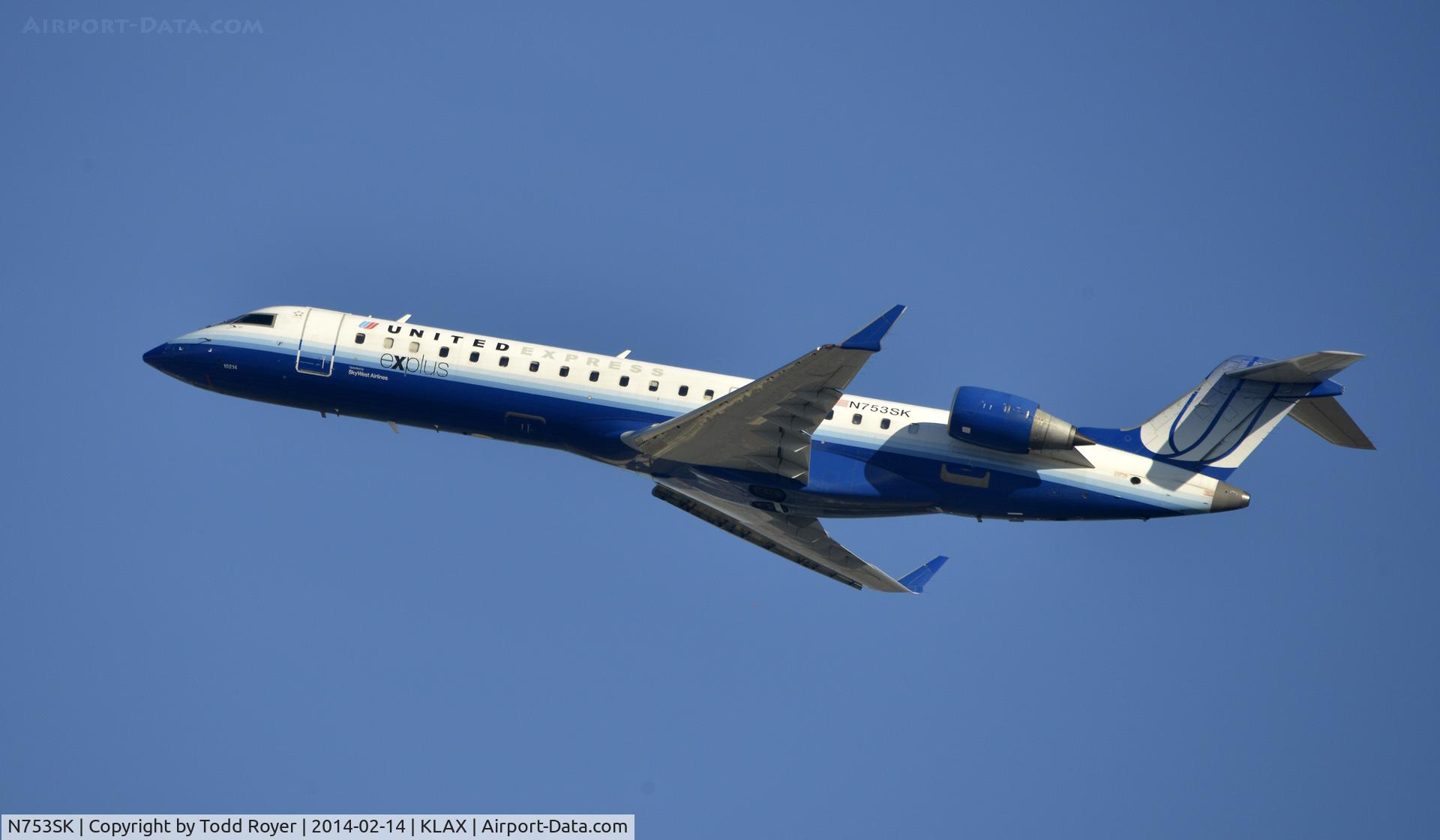 N753SK, 2005 Bombardier CRJ-701ER (CL-600-2C10) Regional Jet C/N 10214, Departing LAX on 25R