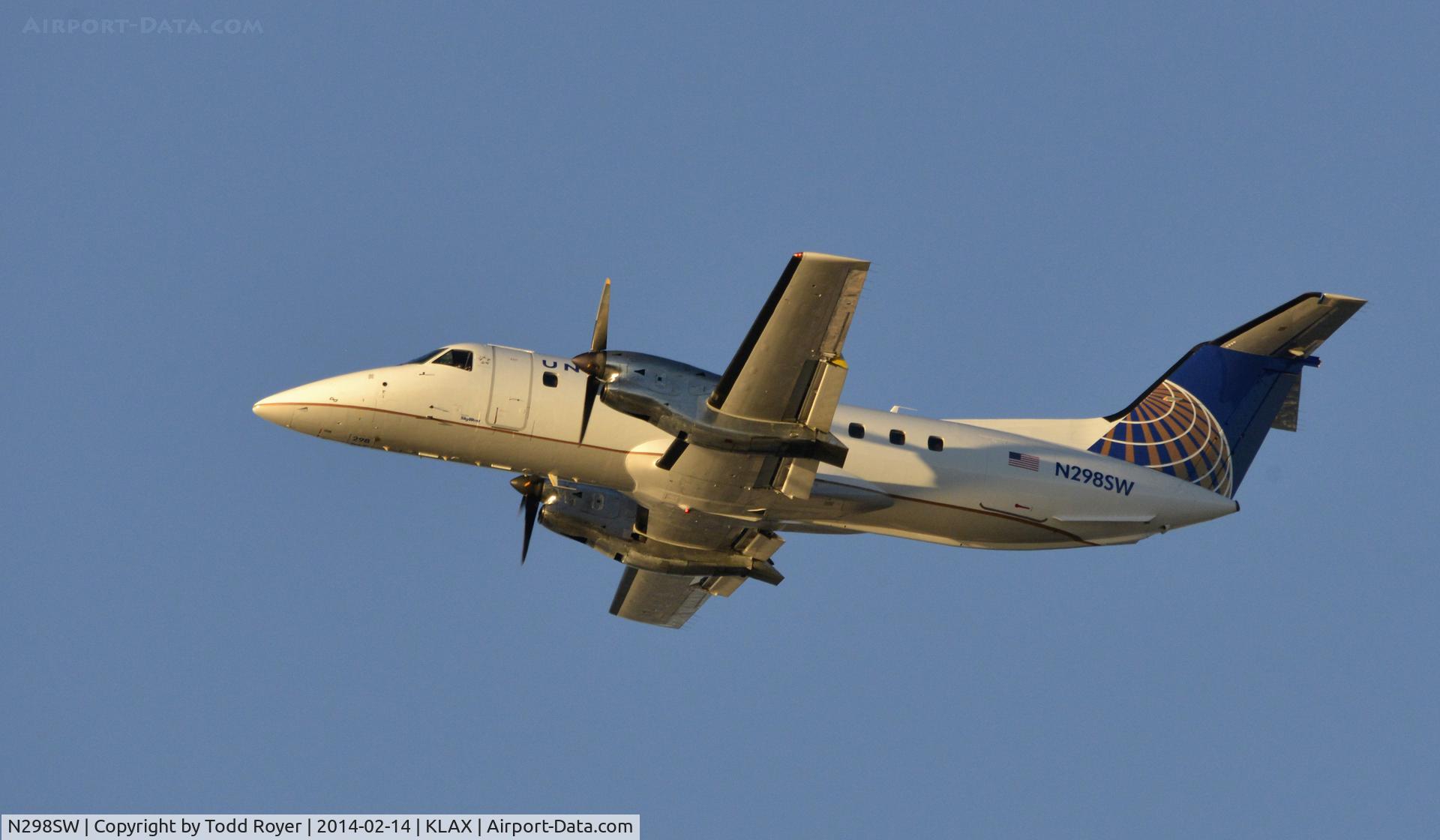 N298SW, 1996 Embraer EMB-120ER Brasilia C/N 120328, Departing LAX on 25R