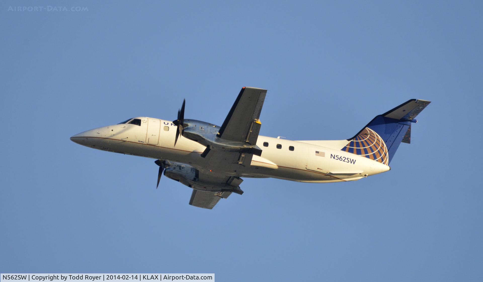 N562SW, 1998 Embraer EMB-120 Brasilia C/N 120336, Departing LAX on 25R