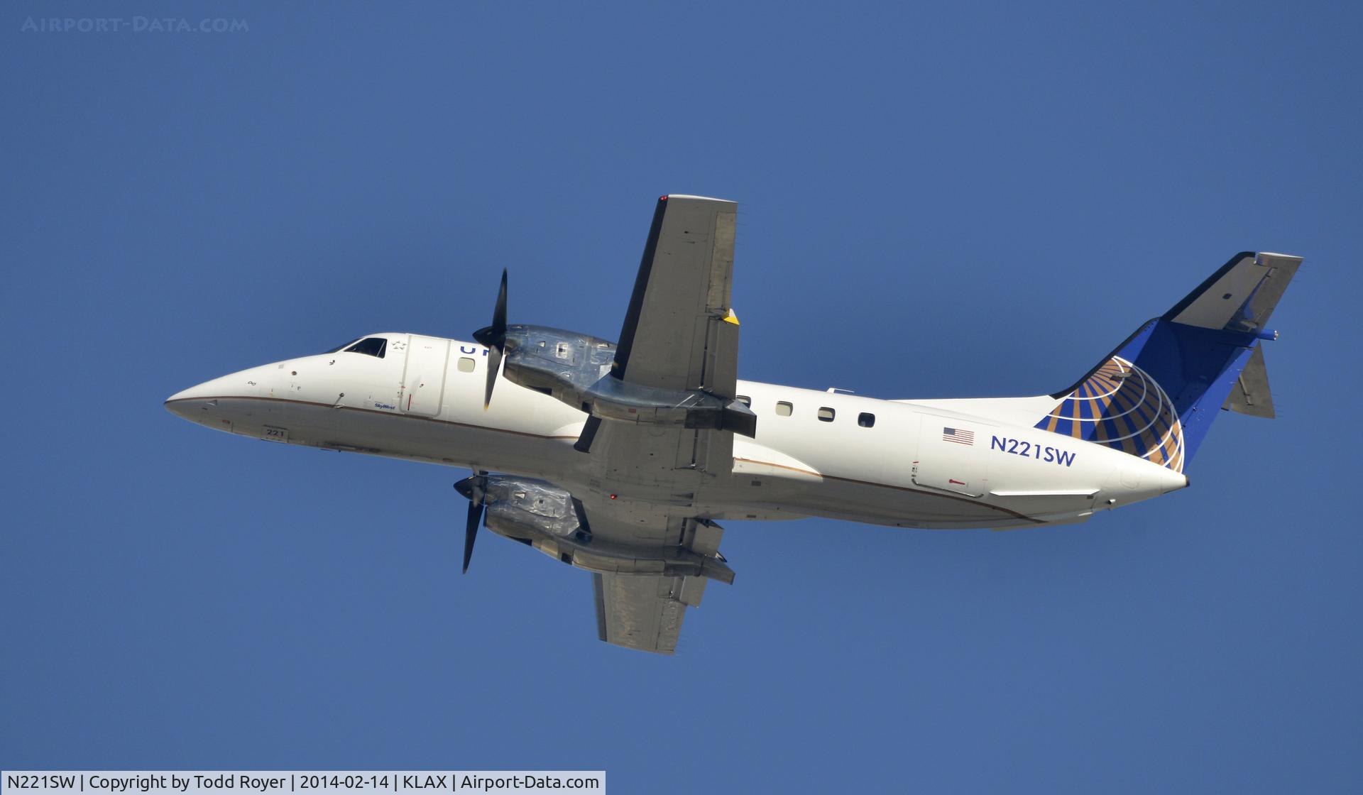 N221SW, 1994 Embraer EMB-120ER Brasilia C/N 120.290, Departing LAX on 25R