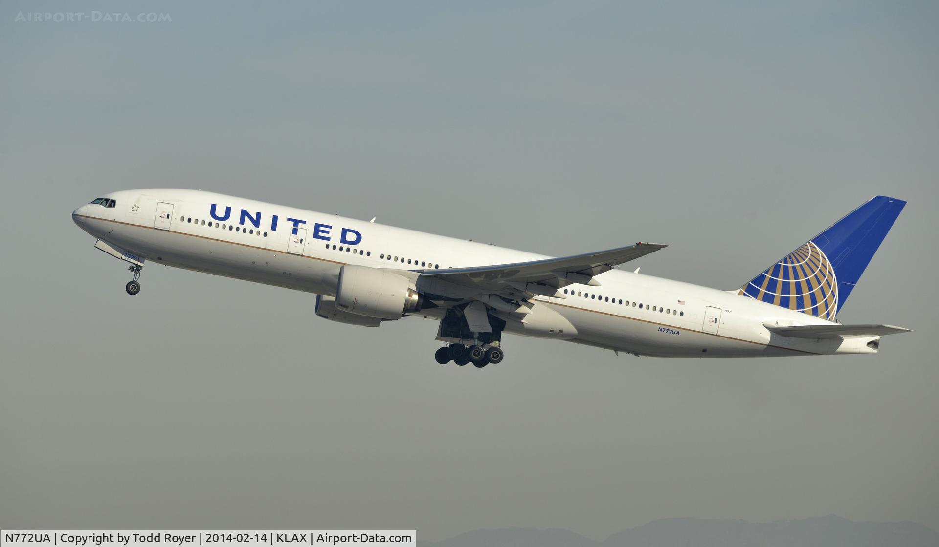 N772UA, 1995 Boeing 777-222 C/N 26930, Departing LAX on 25R
