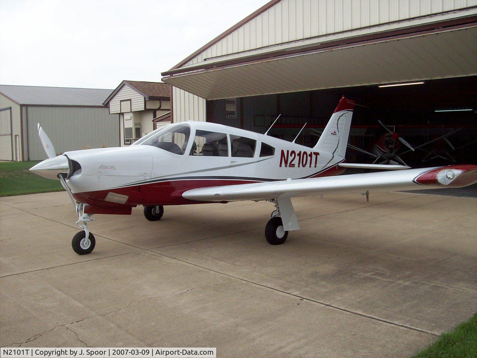 N2101T, 1971 Piper PA-28R-200 Cherokee Arrow C/N 28R-7135045, Copyrighted (as are all images published on the Airport-Data.com website.)