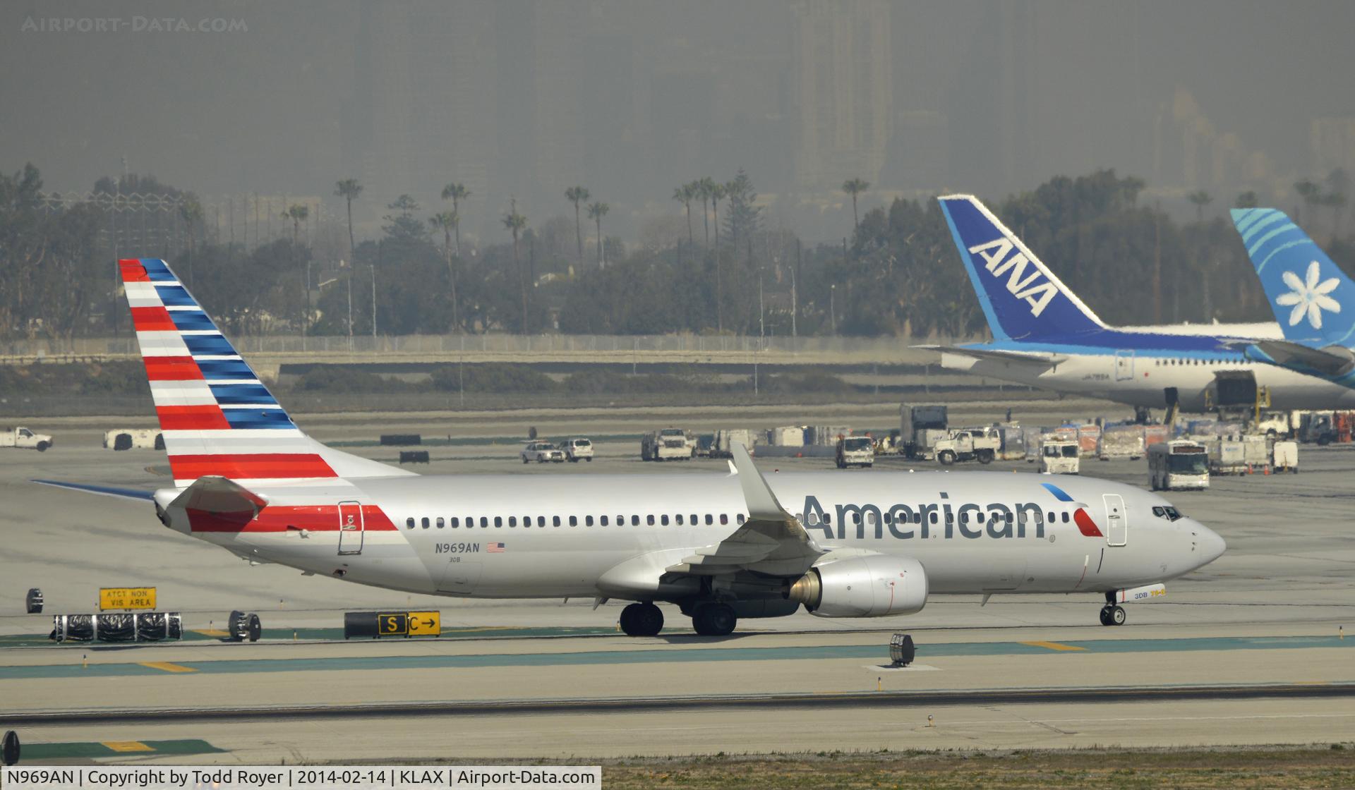N969AN, 2001 Boeing 737-823 C/N 29546, Taxiing to gate at LAX