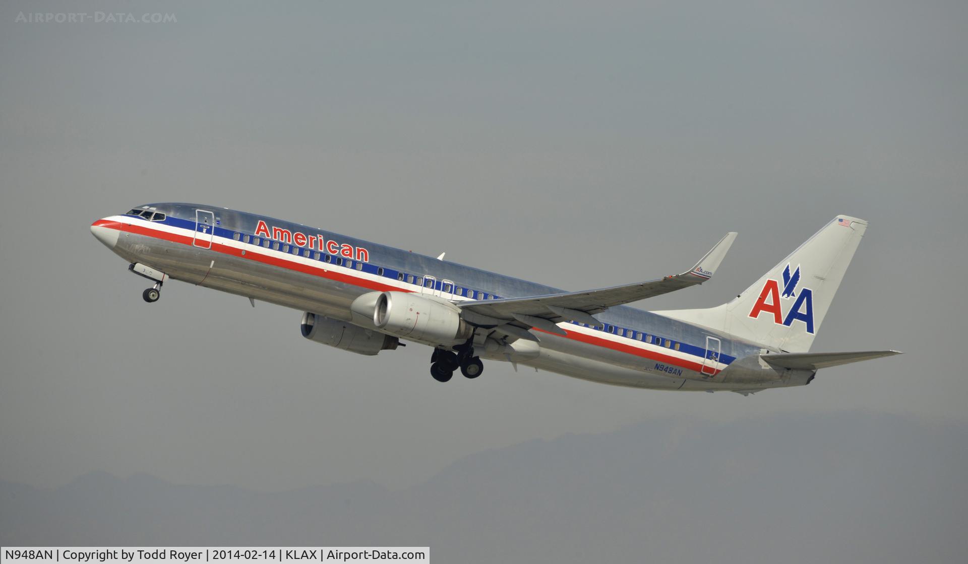 N948AN, 2000 Boeing 737-823 C/N 30086, Departing LAX on 25R