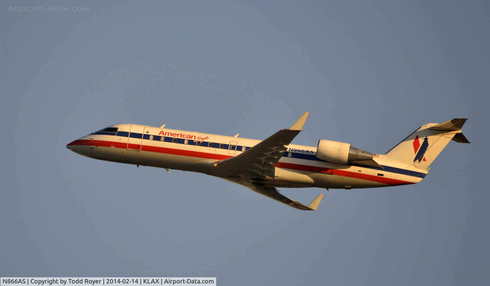 N866AS, 2001 Bombardier CRJ-200ER (CL-600-2B19) C/N 7517, Departing LAX on 25R