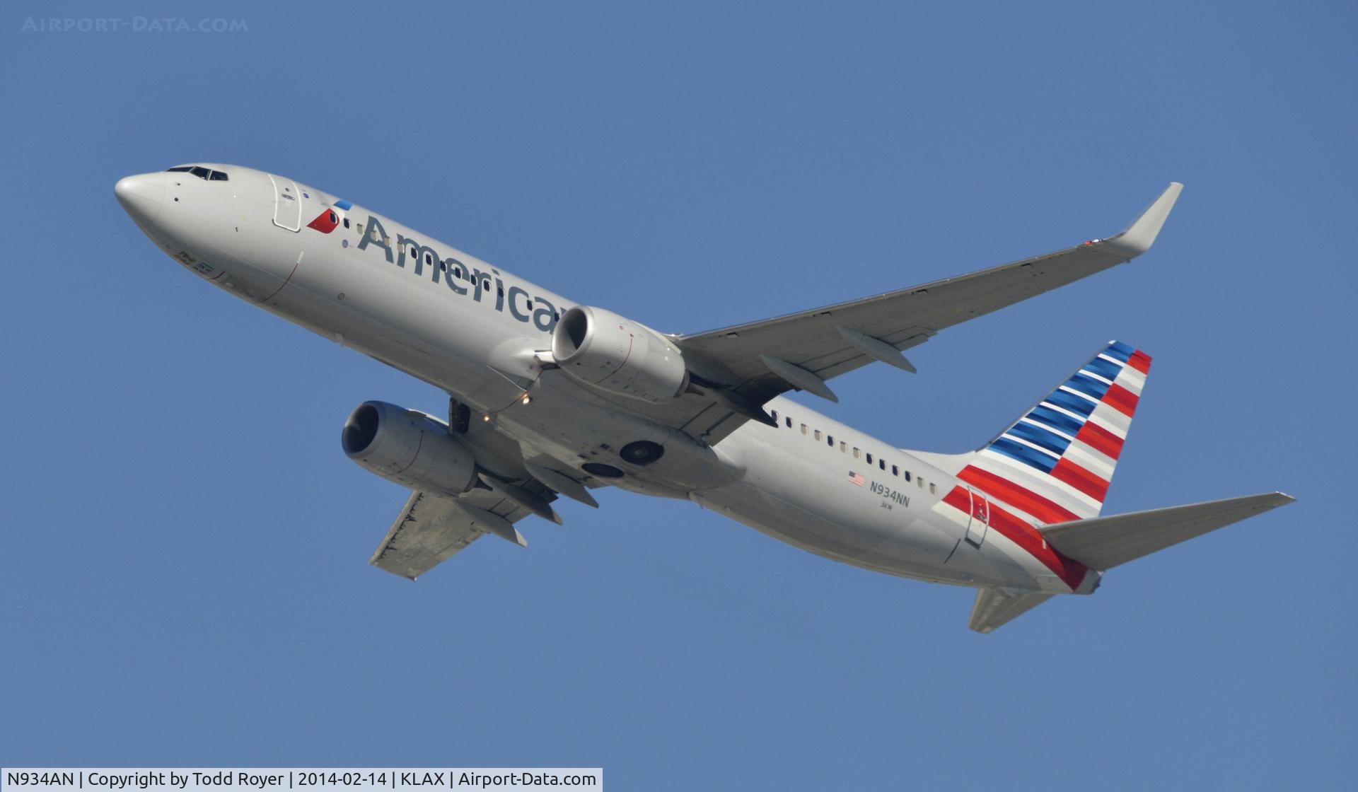 N934AN, 2000 Boeing 737-823 C/N 29531, Departing LAX on 25R