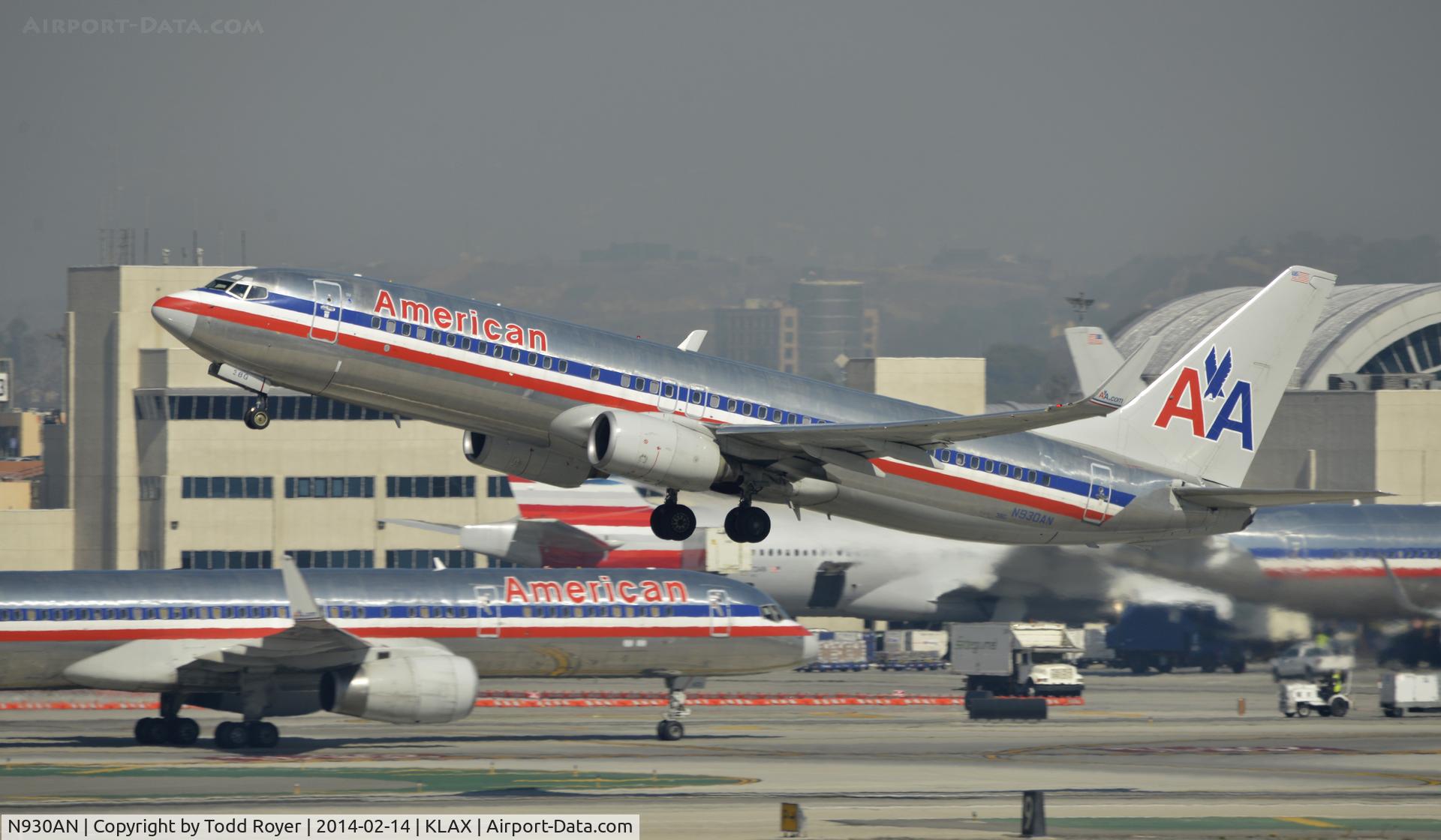 N930AN, 2000 Boeing 737-823 C/N 29529, Departing LAX on 25R