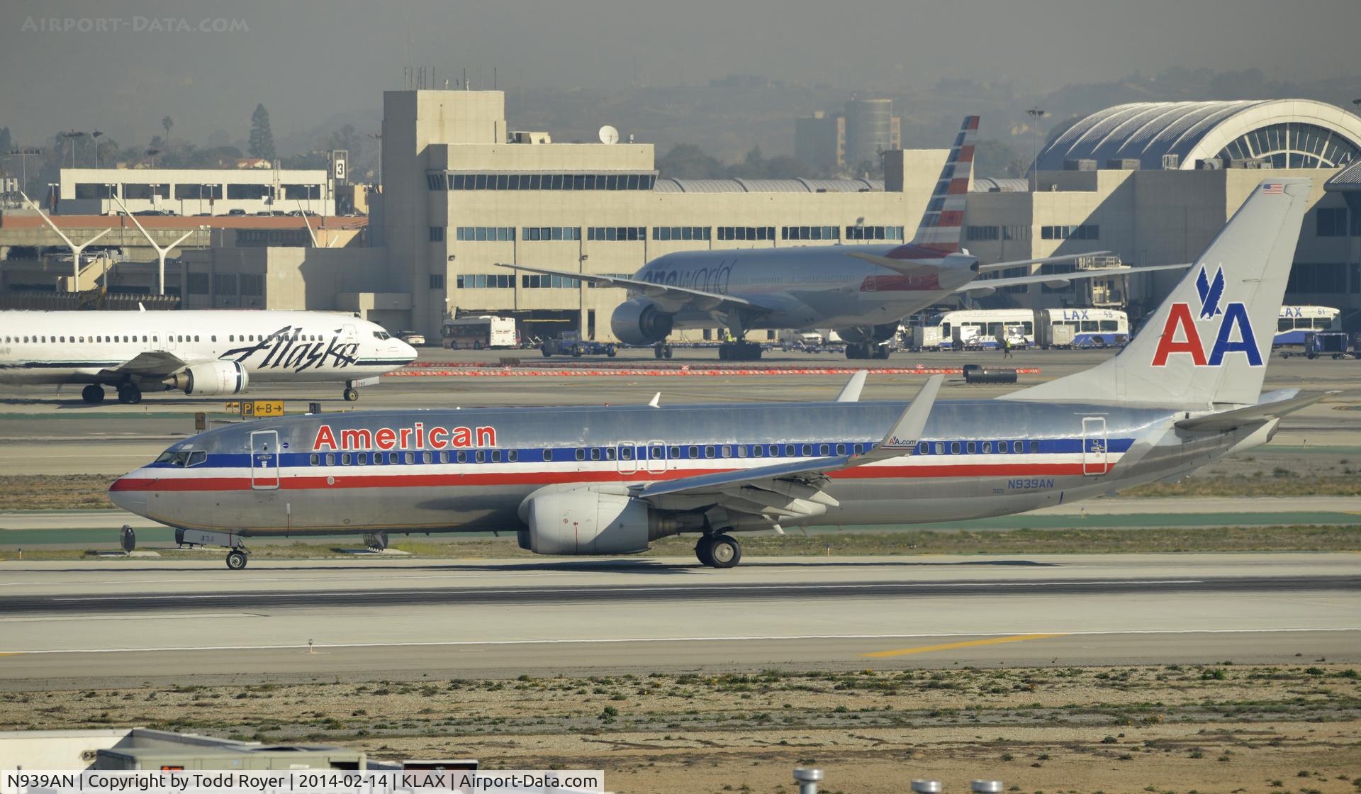 N939AN, 2000 Boeing 737-823 C/N 30083, Taxiing to gate at LAX