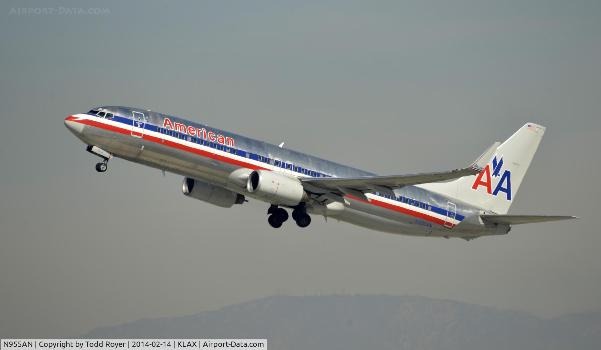 N955AN, 2001 Boeing 737-823 C/N 29540, Departing LAX on 25R